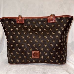 Dooney & Bourke purse EUC